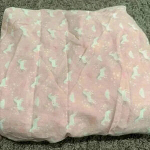 Fitted crib sheet.